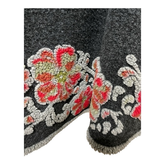 Floral Shawl Collar Sleeveless
Vest Gray Red Sherpa Trim embroidered open front - Picture 7 of 16